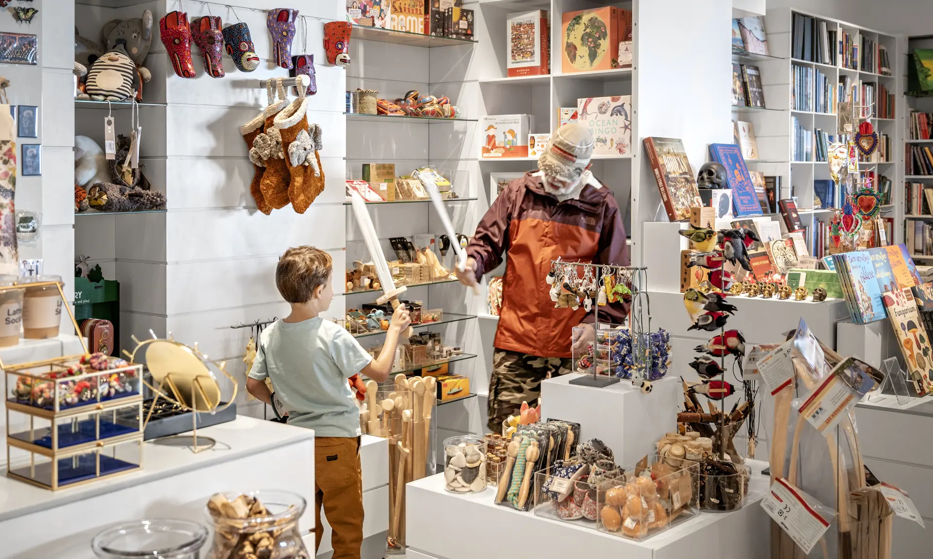 barn-voksen-med-svaerd-i-shoppen